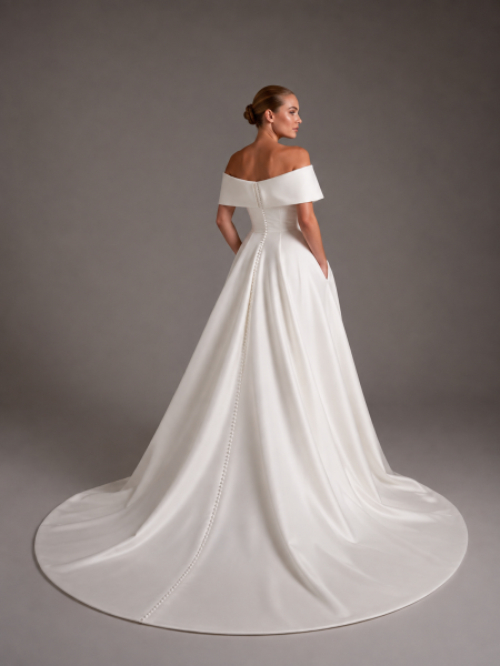 Elegantes Brautkleid mit Carmen-Ausschnitt und Beinschlitz